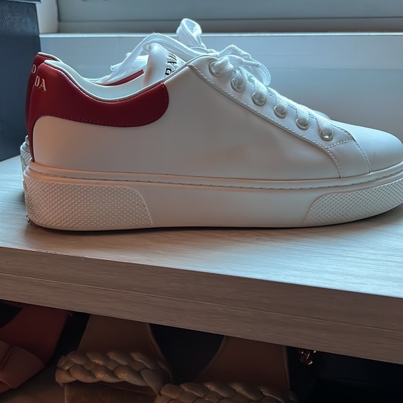 Prada white sneaker with red trim - Picture 4 of 5